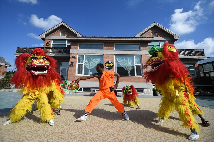 CHINA-DALIAN-AFRICAN TRAINEES-LION DANCE(CN)