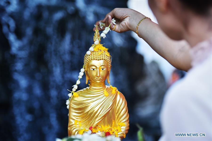 THAILAND-BANGKOK-WAT PHO-SONGKRAN-BUDDHA-TRIBUTE