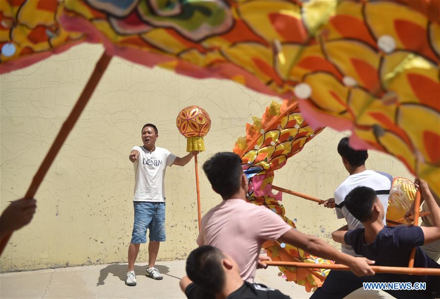 #CHINA-SHENYANG-FATHER AND SON-DRAGON DANCE-IRON SPARKS (CN*)