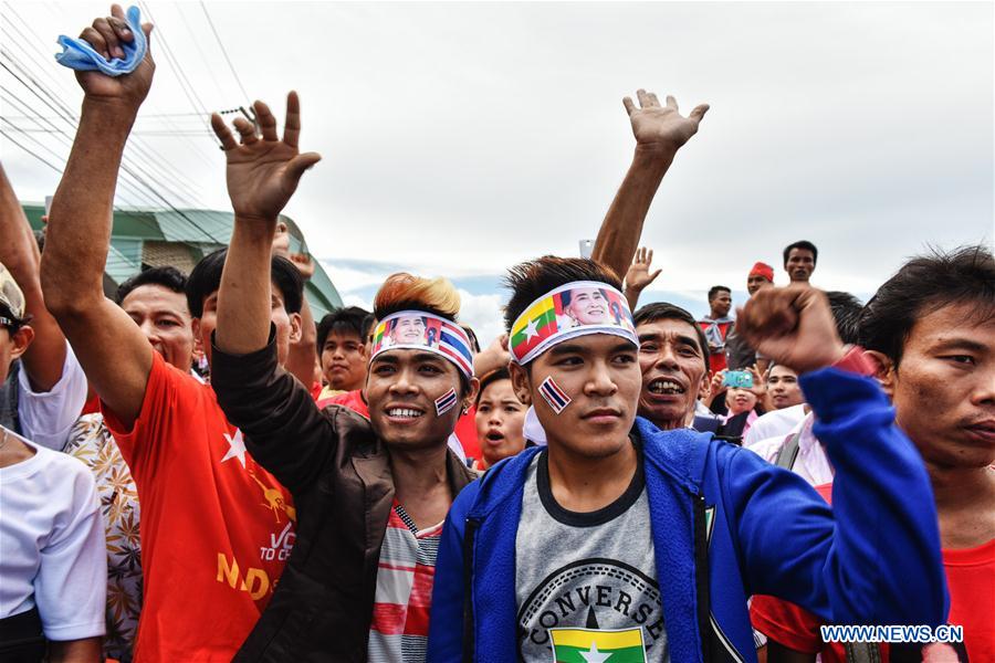 Myanmar migrant workers attend a rally to welcome the arrival of Myanmar State Counselor and Foreign Minister Aung San Suu Kyi in Samut Sakhon province, Thailand, June 23, 2016.