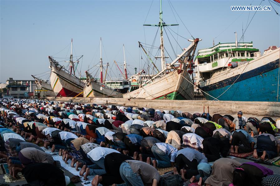 Indonesian Muslims perform Eid al-Fitr praying at Sunda Kelapa Sea Port in Jakarta, Indonesia, July 6, 2016.