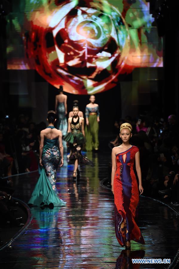 CHINA-NANJING-CITY EXPO-OPENING-FASHION SHOW (CN)