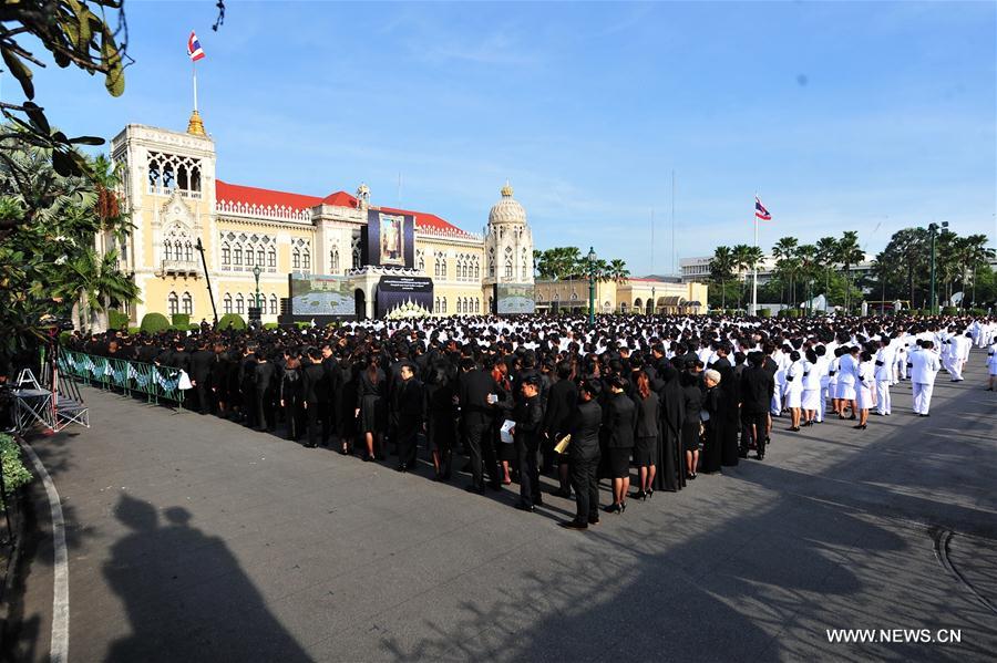 People sing the royal anthem during an event to honor late King Bhumibol Adulyadej at the Government House in Bangkok, Thailand, Nov. 22, 2016.