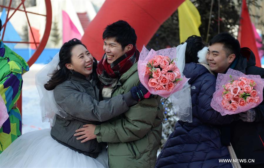 A toal of 18 couples from home and abroad took part in the group wedding, as a part of the Harbin International Ice and Snow Festival. 