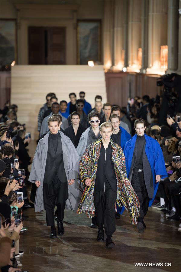 Models present creations by Issey Miyake during the Men's Fashion Week for the Fall/Winter 2017/2018 collection in Paris, France on Jan. 19, 2017. (Xinhua/Chen Yichen)