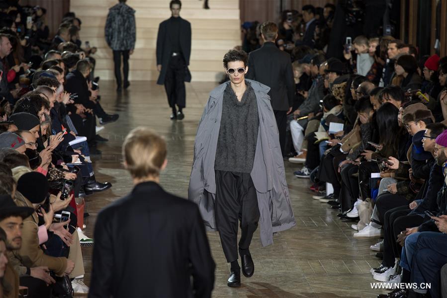 Models present creations by Issey Miyake during the Men's Fashion Week for the Fall/Winter 2017/2018 collection in Paris, France on Jan. 19, 2017. (Xinhua/Chen Yichen)