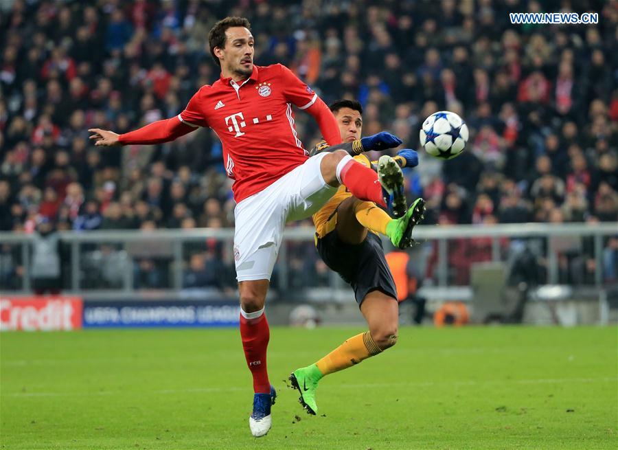 Bayern Munich's Mats Hummels (L) vies with Arsenal's Alexis Sanchez during the first leg match of Round of 16 of European Champions League between Bayern Munich and Arsenal in Munich, Germany, on Feb. 15, 2017. 