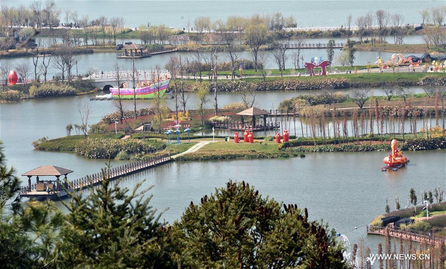 Photo taken on Feb. 18, 2017 shows the scenery of Gudian wetland park in Dianchi Lake scenic area in Kunming, capital of southwest China's Yunnan Province. (Xinhua/Chen Haining)