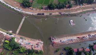 Floating bridge established, dike breach narrowing in C China