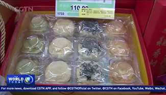 Beijingers busy shopping for traditional desserts