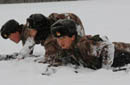北疆女兵爬冰臥雪訓練