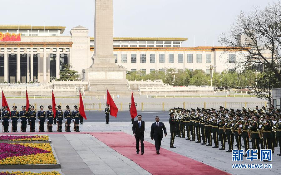 4月12日，國務院總理李克強在北京人民大會堂同來華進行正式訪問的聖多美和普林西比總理特羅瓦達舉行會談。這是會談前，李克強在人民大會堂東門外廣場為特羅瓦達舉行歡迎儀式。新華社記者丁林攝