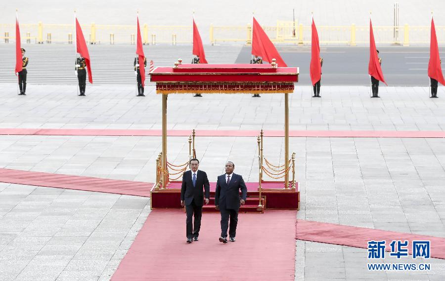 4月12日，國務院總理李克強在北京人民大會堂同來華進行正式訪問的聖多美和普林西比總理特羅瓦達舉行會談。這是會談前，李克強在人民大會堂東門外廣場為特羅瓦達舉行歡迎儀式。新華社記者丁林攝