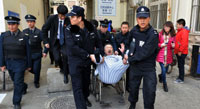 北京：男子鐵鏈鎖身賴醫院病床近3年 被強執抬走