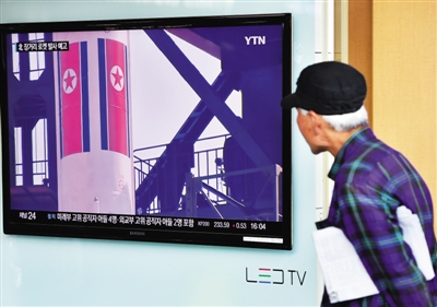 9月15日，首爾，韓國民眾觀看朝鮮宣布發射衛星的報道。朝鮮原子能研究院當天表示，寧邊所有核設施開始正常運轉。