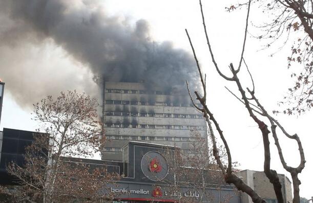 伊朗首都一棟17層高樓起火倒塌 30名消防員殉職