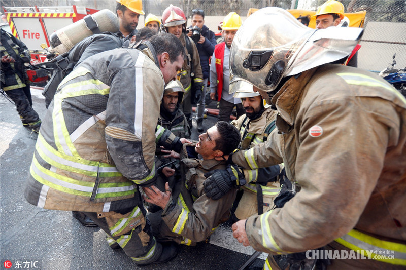 伊朗首都一棟高樓起火倒塌 30名消防員殉職