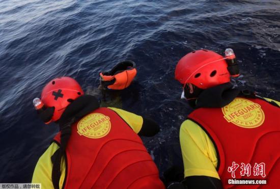 這家機構&&，他們在兩艘沉沒的船體附近發現五具漂浮的屍體，這五人均為年輕男性，初步判斷是溺水身亡。圖為3月23日，救援人員在海面上發現遇難者遺體。
