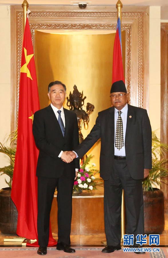 8月15日，正在尼泊爾訪問的中國國務院副總理汪洋（左）在加德滿都同尼泊爾副總理兼聯邦事務與地方發展部長加奇恰達爾舉行會談。新華社發（蘇尼爾·夏爾馬攝）