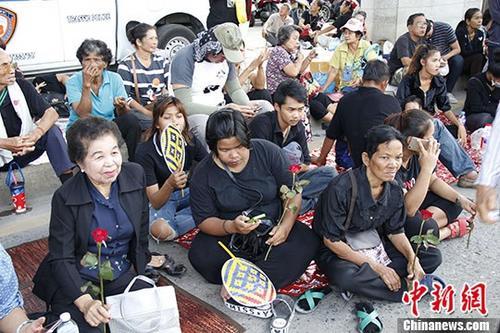 8月25日，逾千名支援者聚集在泰國最高法院週邊馬路高架橋下聲援前總理英拉。 <a target='_blank' href='http://www.chinanews.com/'><p  align=