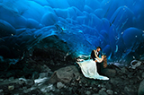 美新人阿拉斯加冰洞拍清涼婚照