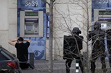 法國巴黎近郊郵局人質劫持事件平安結束
