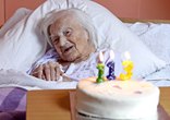 英最長壽老人慶祝113歲生日 與飛機同年誕生