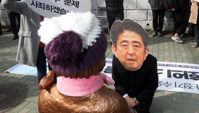 韓民眾在日本領事館前集會 “安倍”跪少女像前謝罪