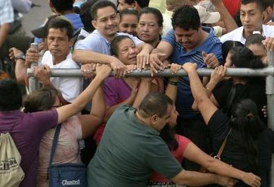 薩爾瓦多交通運輸業罷工 上班族“玩命”擠車