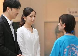 佳子公主與父親欣賞高中生美術作品