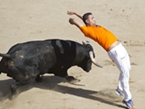 西班牙奔牛節：民眾高難動作爭相鬥牛【高清組圖】