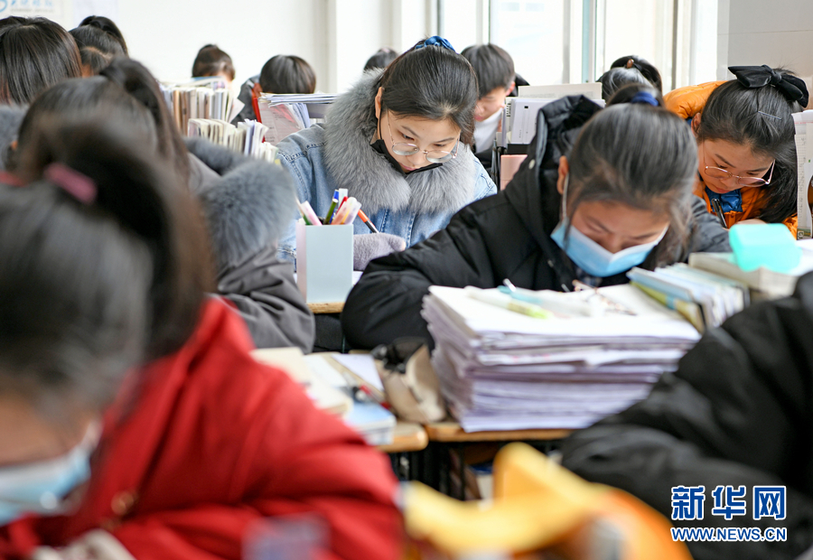 2月27日,安徽省淮南第二中学高三学生认真做题,自信迎接高考.