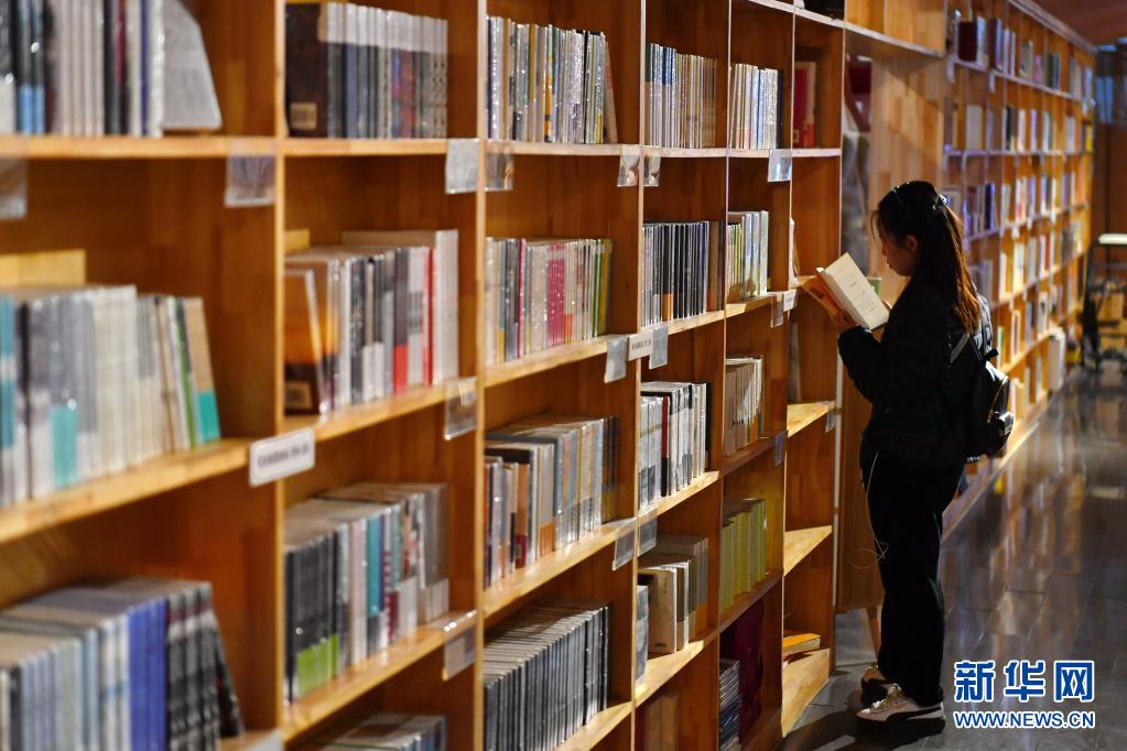 4月20日,读者在太原市岛上书店看书.