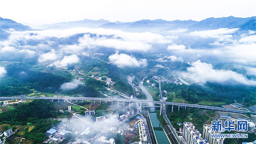 初夏堵河:云雾缭绕 水清岸绿