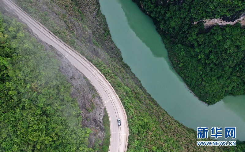 图为5月20日拍摄的湖北省恩施土家族苗族自治州鹤峰县雕崖"挂壁公路