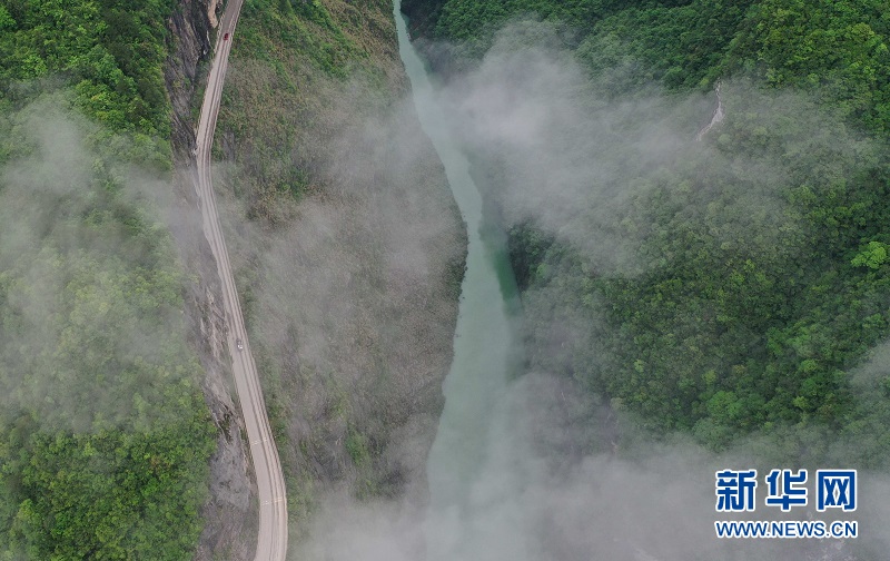 图为5月20日拍摄的湖北省恩施土家族苗族自治州鹤峰县雕崖"挂壁公路