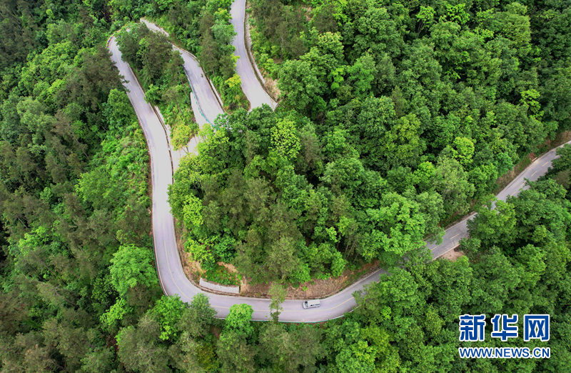 航拍湖北省襄阳市保康县官山旅游盘山公路 新华网发 陈先瑞摄