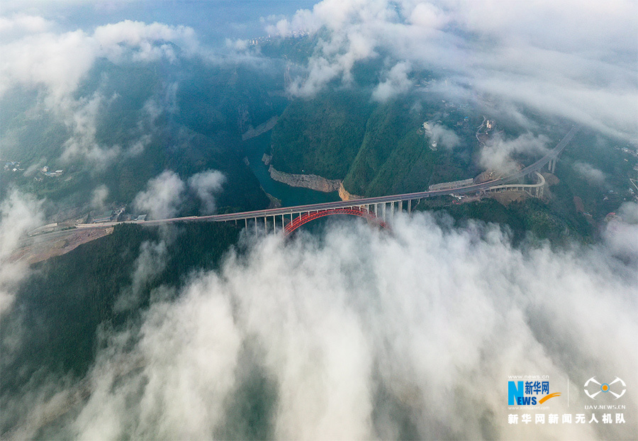 沿着高速看中国：壮丽！三峡云海里的沪渝高速美景