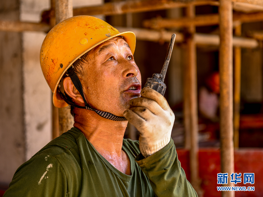 7月14日,和县的一处建筑工地中,工人正在辛苦工作.