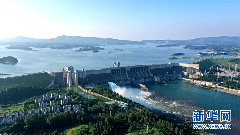 航拍南水北调中线水源地丹江口水库开闸泄洪 新华网发柯琰摄