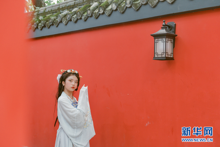 穿上汉服,以这段红墙为背景拍照,可以拍出浓浓的"中国风"美照.