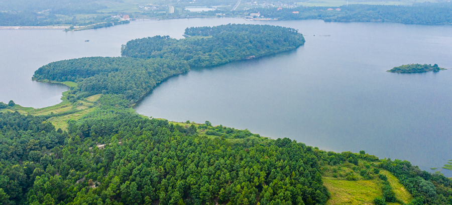 航拍安徽省合肥市肥东县岱山湖景区青山绿水,碧波荡漾.