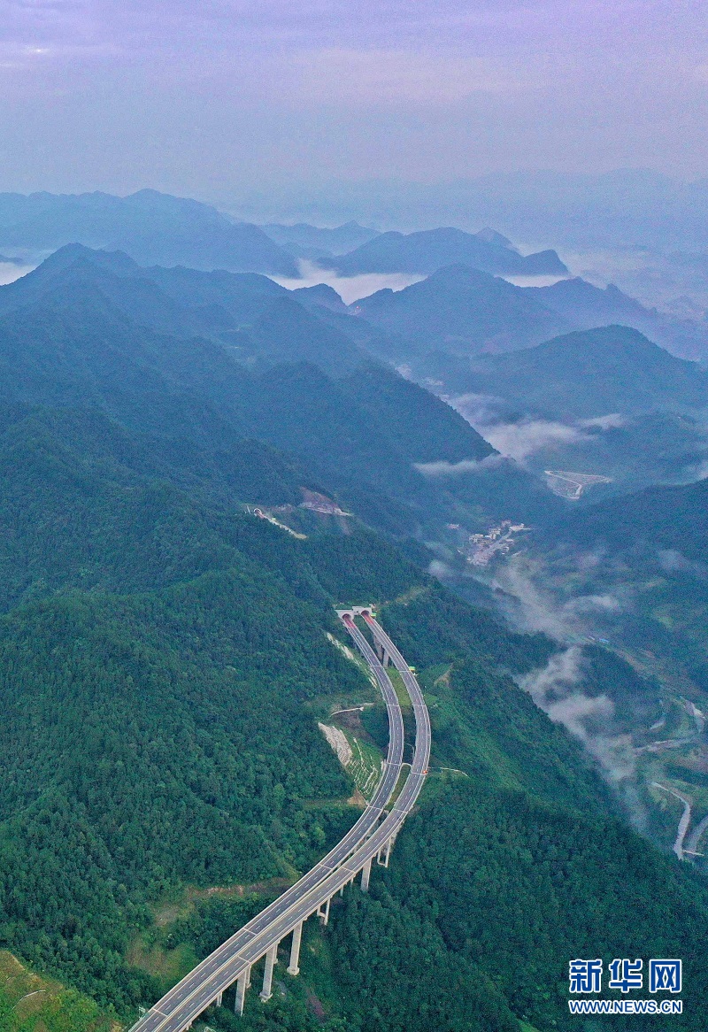 湖北鹤峰:云端高速穿越壮美山川