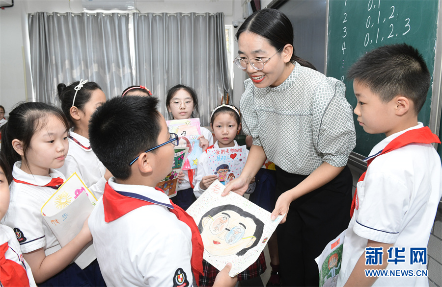 9月8日,安徽省阜阳市实验小学青年路校区四年级老师刘云收到学生赠送