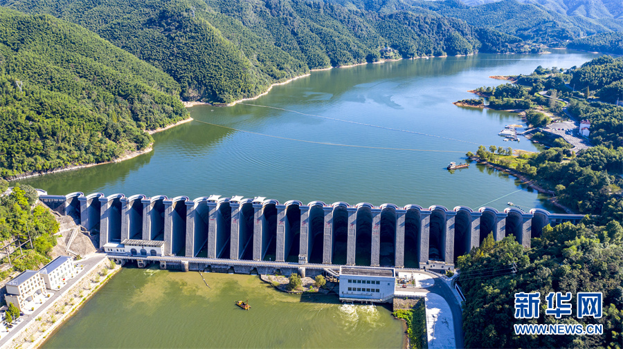 近日,地处大别山区的安徽省六安市霍山县佛子岭水库碧波荡漾,处处青山