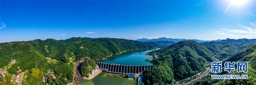 近日,地处大别山区的安徽省六安市霍山县佛子岭水库碧波荡漾,处处青山