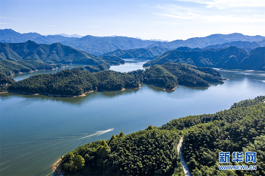 近日,地处大别山区的安徽省六安市霍山县佛子岭水库碧波荡漾,处处青山