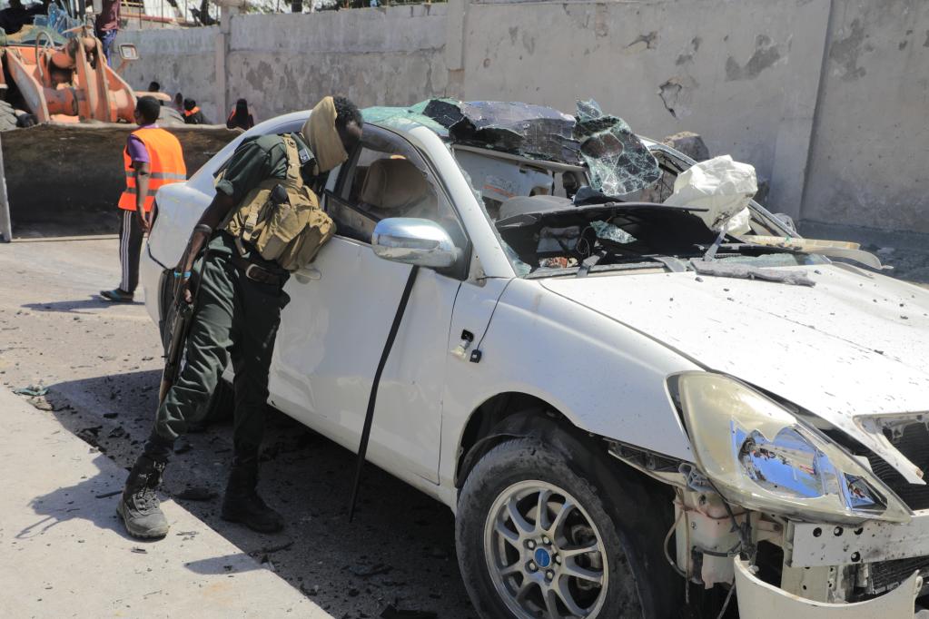 这是1月12日在索马里摩加迪沙拍摄的自杀式汽车炸弹袭击现场.