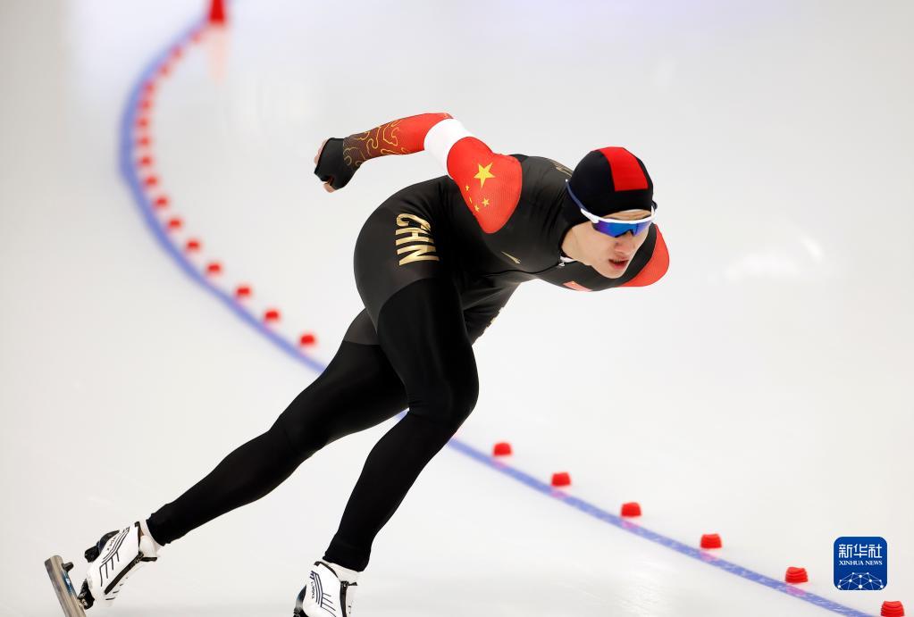 当日,北京冬奥会速度滑冰项目第二次训练赛在国家速滑馆"冰丝带"举行.