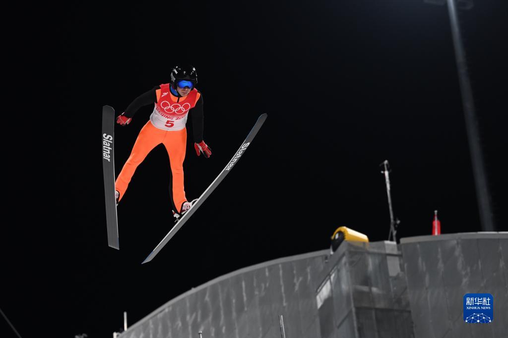 跳台滑雪男子个人标准台赛况_北京2022年冬奥会_新华网